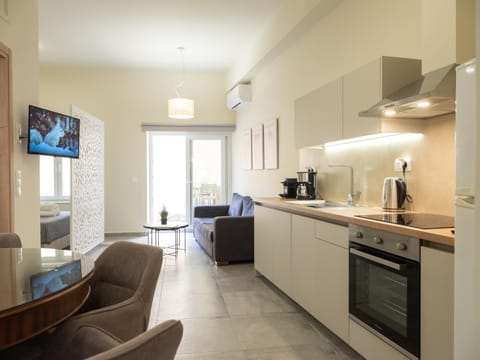 TV and multimedia, Coffee/tea facilities, Kitchen or kitchenette, Living room, Seating area, Dining area, pet friendly, stove
