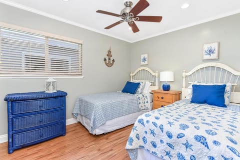 4 Bedroom Home Steps from the Sand with Balcony & BBQ House in Balboa Peninsula