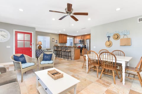 4 Bedroom Home Steps from the Sand with Balcony & BBQ House in Balboa Peninsula