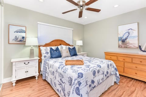 4 Bedroom Home Steps from the Sand with Balcony & BBQ House in Balboa Peninsula