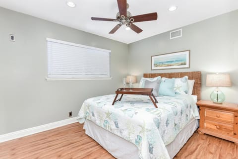 4 Bedroom Home Steps from the Sand with Balcony & BBQ House in Balboa Peninsula