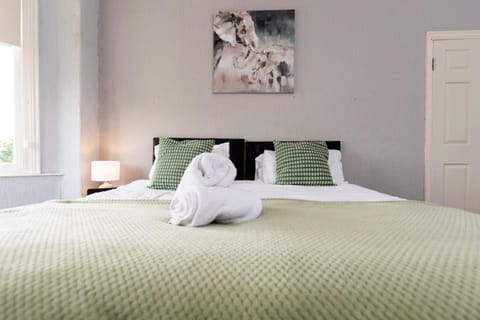 Charming and comfortable property by Our Home Short Stays very spacious with super fast WiFi close to the Metro Centre and Newcastle City Centre Apartment in Gateshead