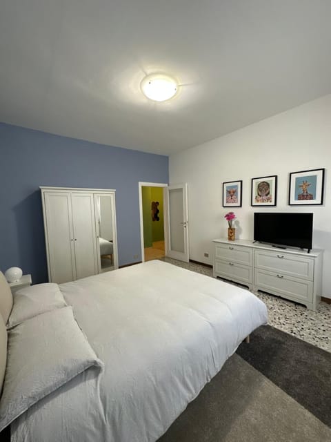 Bed, TV and multimedia, Bedroom, wardrobe