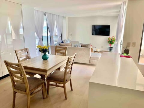 TV and multimedia, Living room, Seating area, Dining area
