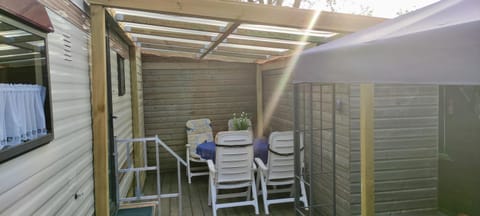 Property building, Patio, Balcony/Terrace, Seating area, Dining area