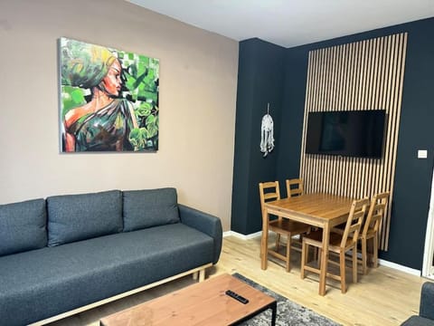 TV and multimedia, Living room, Seating area, Dining area