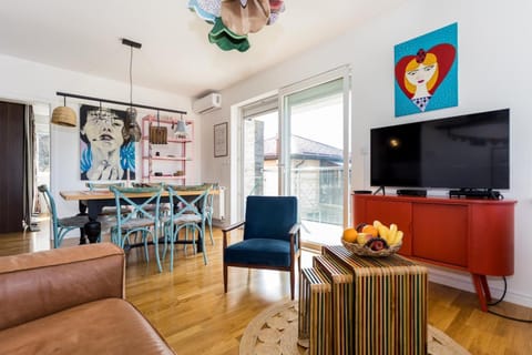TV and multimedia, Living room, Seating area, Dining area