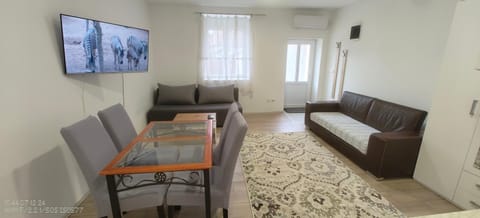 TV and multimedia, Living room, Seating area, Dining area