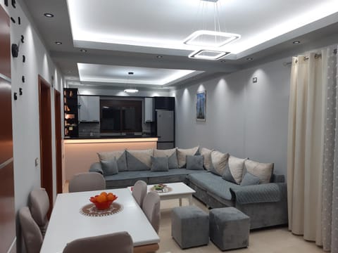 TV and multimedia, Kitchen or kitchenette, Living room, Seating area