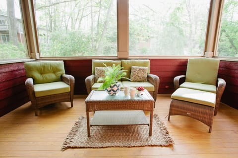 Tulip Cottage House in Black Mountain