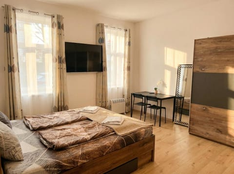 Bed, TV and multimedia, Seating area, Bedroom