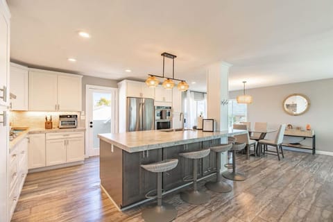 Surfside Charmer One Block to Beach House in Pacific Beach