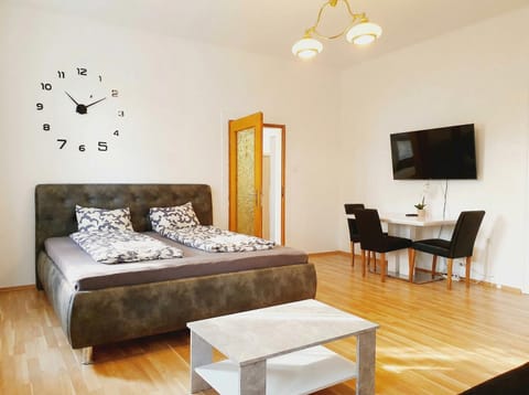 Property building, Bed, TV and multimedia, Seating area, Dining area, Bedroom