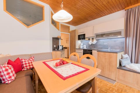 Kitchen or kitchenette, Seating area, Dining area, stove