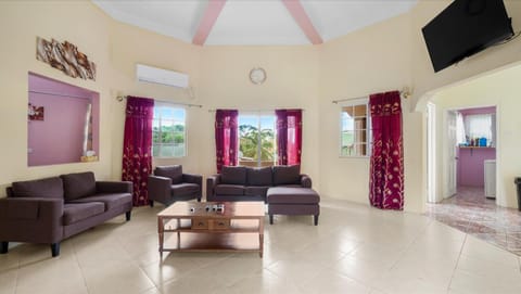 Communal lounge/ TV room, TV and multimedia, Living room, Seating area, Evening entertainment, air conditioner