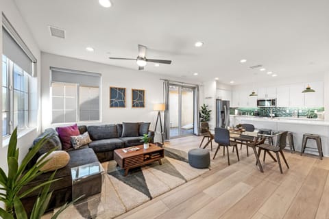 Living room, Seating area, Dining area, fireplace
