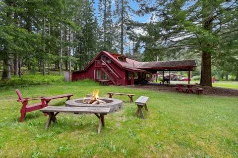 Property building, Patio, Natural landscape, Garden, Seating area