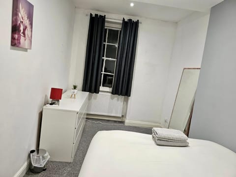 Spacious room with private living room Vacation rental in Bristol