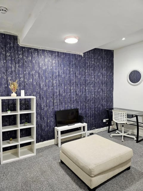 Spacious room with private living room Vacation rental in Bristol