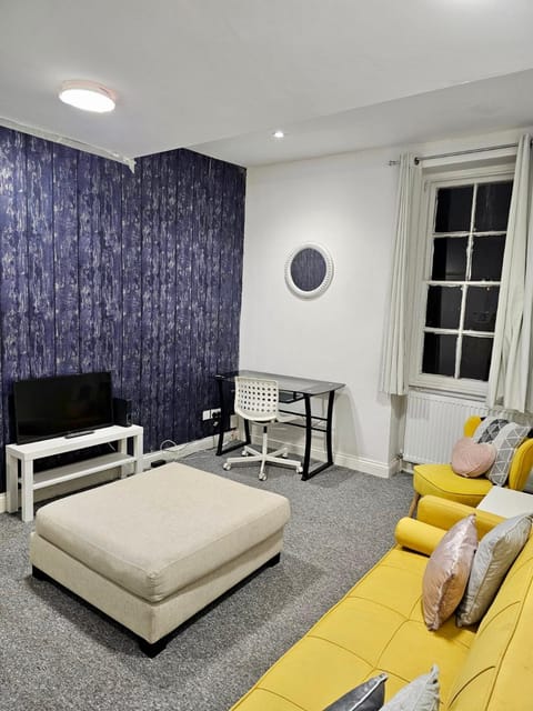 Spacious room with private living room Vacation rental in Bristol