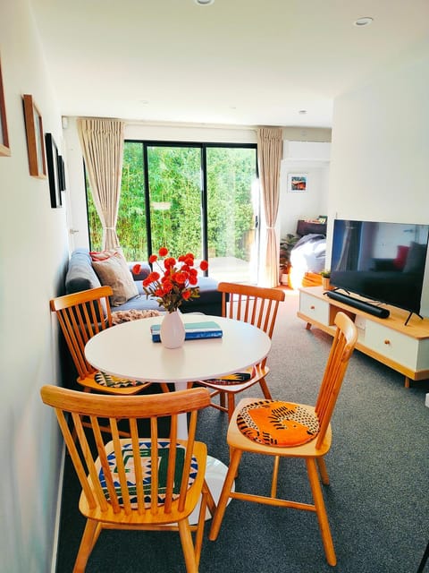 Communal lounge/ TV room, TV and multimedia, Living room, Seating area, Dining area