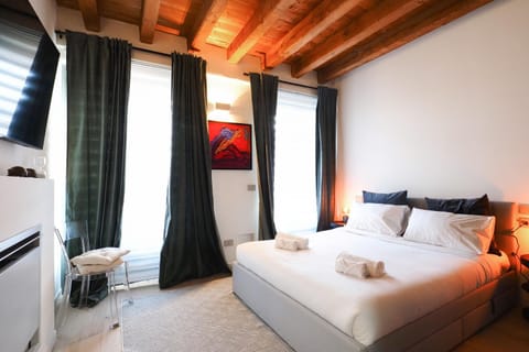 Bed, Photo of the whole room, Bedroom, towels