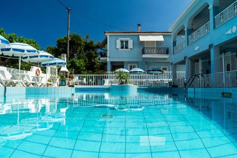 Property building, Day, Pool view, Swimming pool, sunbed