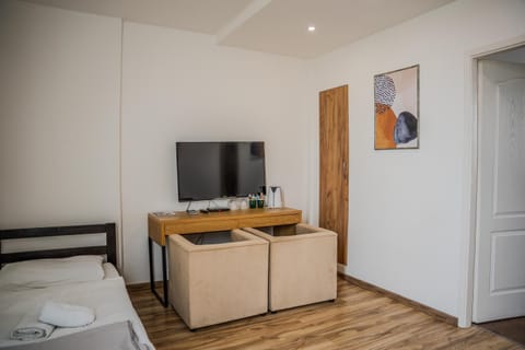 Bed, TV and multimedia, Photo of the whole room, Bedroom