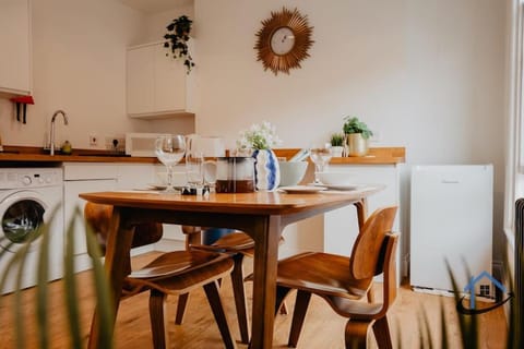 Kitchen or kitchenette, Dining area, pet friendly, stove