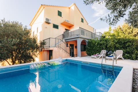 Property building, Day, Pool view, Swimming pool, sunbed