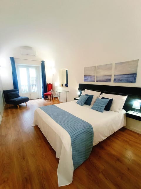 Photo of the whole room, Bedroom