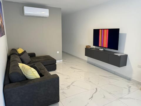 TV and multimedia, Living room, Seating area, Evening entertainment, air conditioner