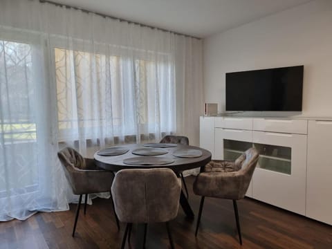 TV and multimedia, Living room, Seating area, Evening entertainment