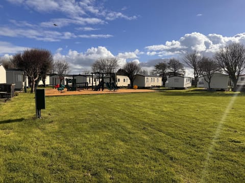 3 Bed Caravan - Sleeps 8 - Pet friendly Parking Chalet in Towyn