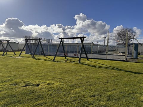 3 Bed Caravan - Sleeps 8 - Pet friendly Parking Chalet in Towyn