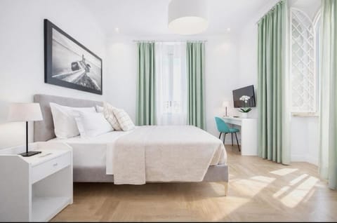Bed, TV and multimedia, Photo of the whole room, Bedroom