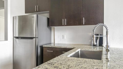 Landing Modern Apartment with Amazing Amenities (ID9801X81) Apartment in Town N Country