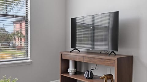 Landing Modern Apartment with Amazing Amenities (ID1007X705) Apartment in Town N Country