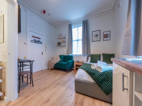 Bed, Living room, Other, Photo of the whole room, Seating area, Bedroom, towels