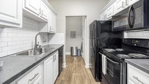 Landing Modern Apartment with Amazing Amenities (ID6915X18) Apartment in McDonough