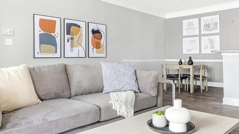 Landing Modern Apartment with Amazing Amenities (ID6915X18) Apartment in McDonough