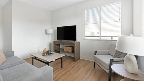 Landing Modern Apartment with Amazing Amenities (ID7745X98) Apartment in Albuquerque