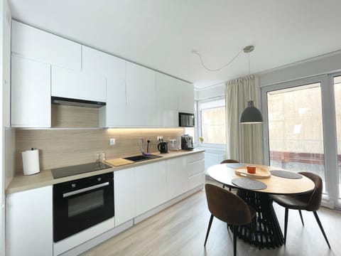 Kitchen or kitchenette, Dining area, stove