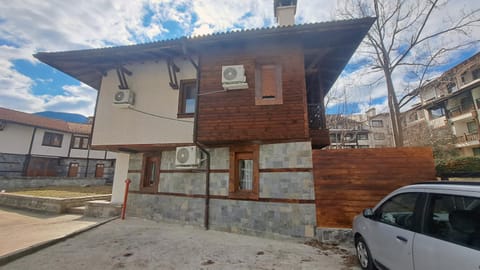 Property building, Day, Neighbourhood, Street view, Location, Parking