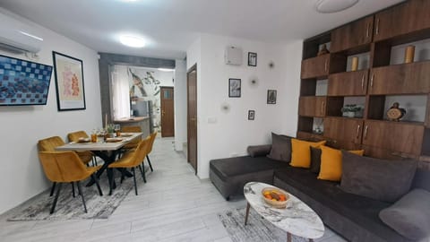 Living room, Food and drinks, Seating area, Dining area, Food