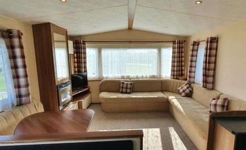 JP Retreat Family Holiday Caravan, West Sands House in Selsey