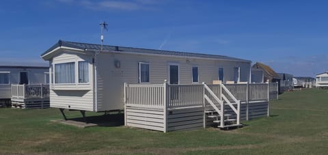 JP Retreat Family Holiday Caravan, West Sands House in Selsey