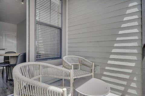 Landing Modern Apartment with Amazing Amenities (ID5692X84) Apartment in Town N Country