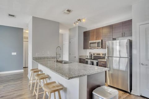 Landing Modern Apartment with Amazing Amenities (ID5692X84) Apartment in Town N Country