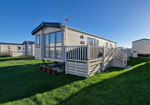 Property building, Balcony/Terrace, Seating area
